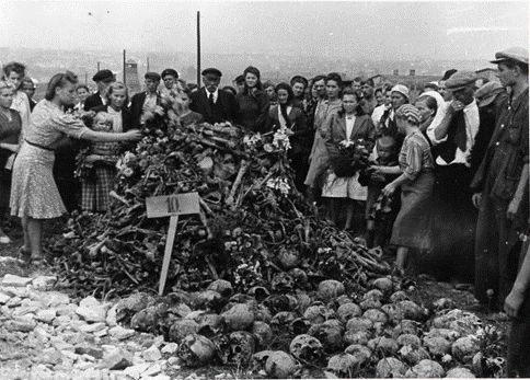 Pessoas depositam coroas de flores sobre os restos mortais dos torturados no campo de extermínio de Majdanek. Ano de 1945. Temin Viktor Antonovich. https://russiainphoto.ru/exhibitions/1042/#5