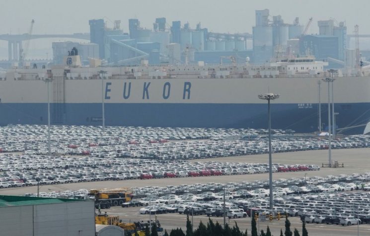 Trump opens new front in tariff war