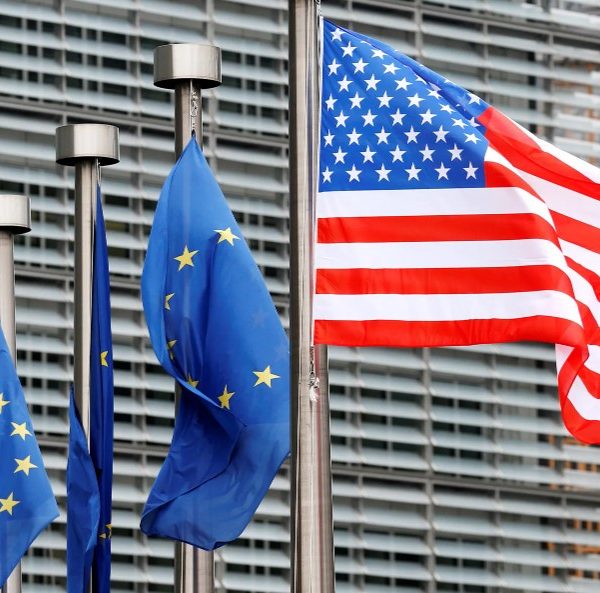 La política de hipervasallaje europeo
