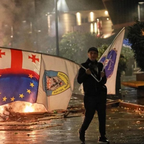 L’Occidente, sconfitto nelle urne, tenta una nuova “rivoluzione colorata” in Georgia