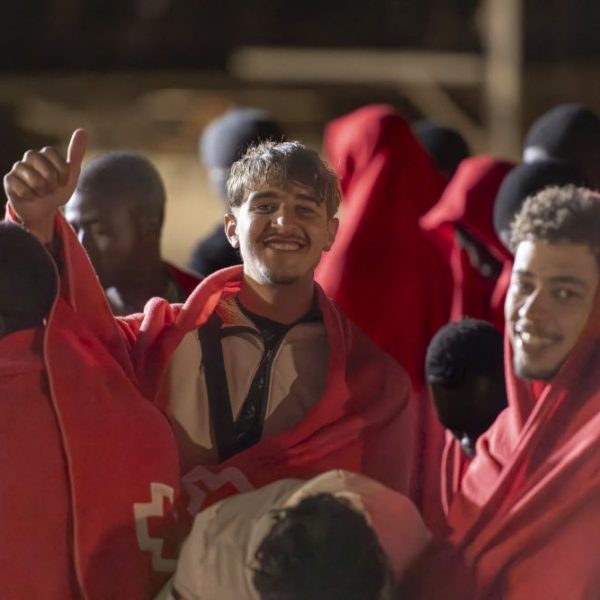 España ofrece estatus de residencia a medio millón de inmigrantes ilegales