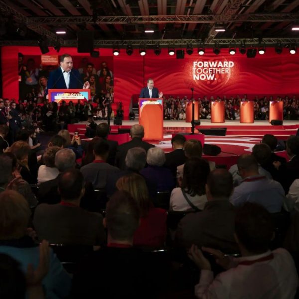 Em Barcelona, esquerda troca o ícone de Fidel Castro pela «democracia» da OTAN