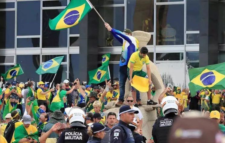 A farsa da defesa das liberdades pela direita brasileira